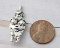 Fertility Goddess Pendant Charm Antique Silver Venus of Willendorf Art History Replica Nude Woman Mother Goddess Good Luck Charm 00EVE537